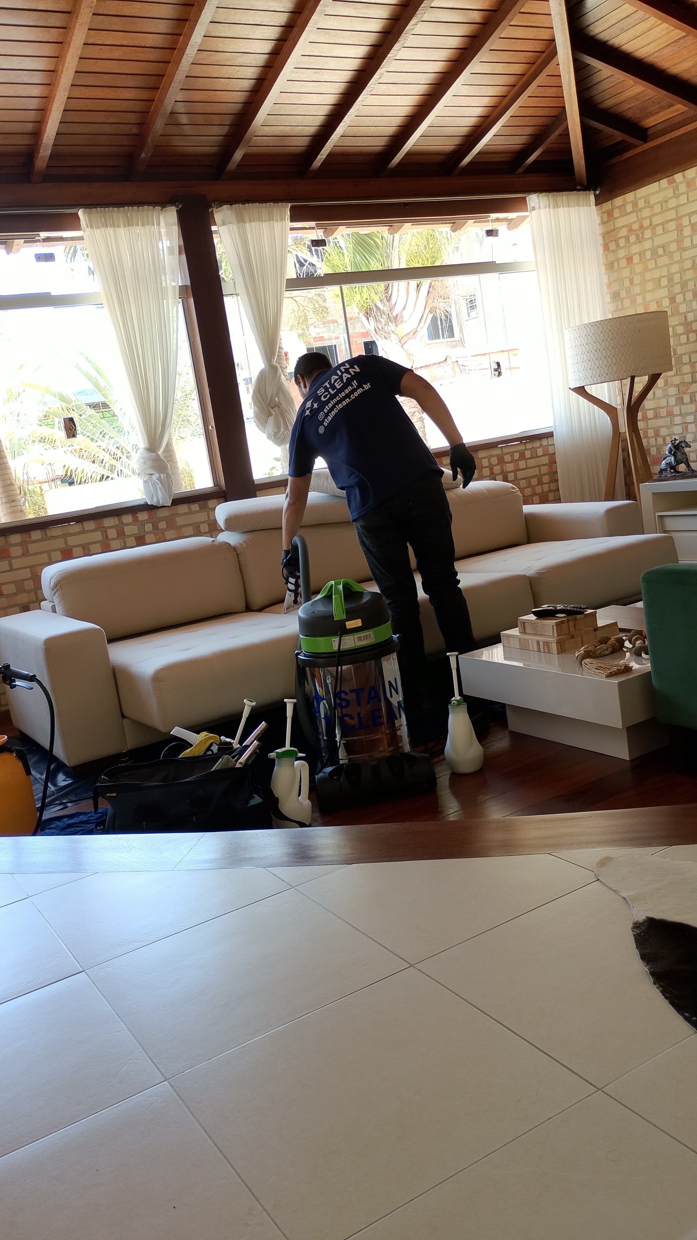 Atendimento residencial da Stain Clean em um ambiente de alto padrão