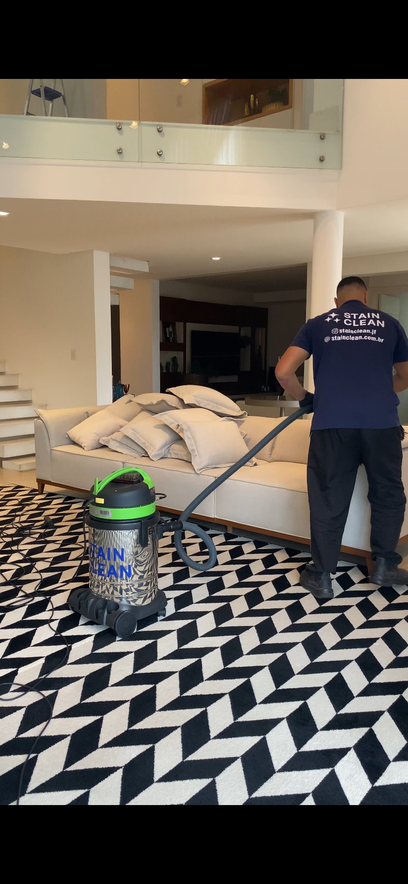 Higienização profissional de sofá realizada pela Stain Clean em Juiz de Fora