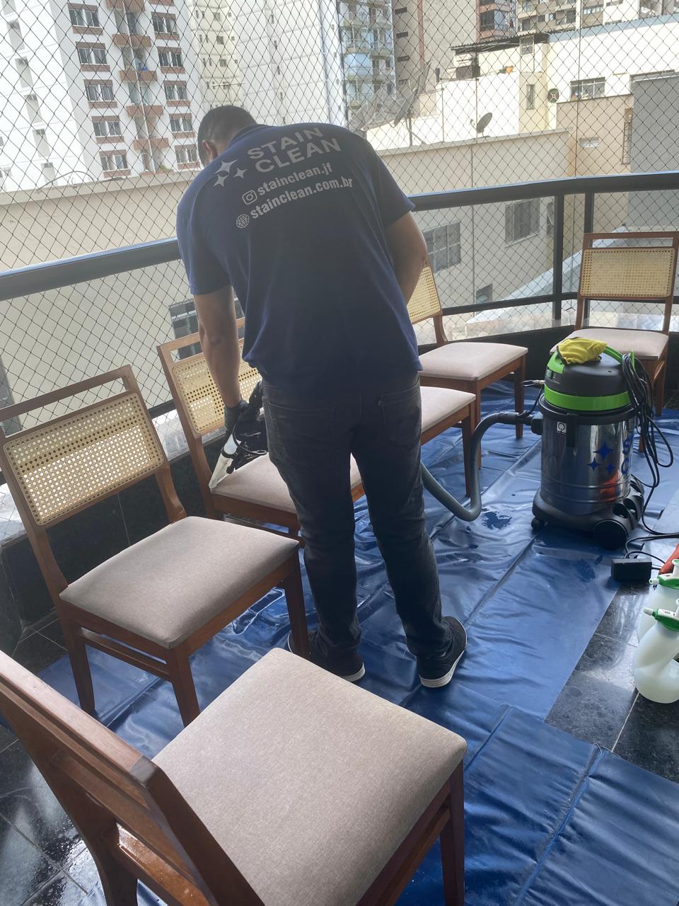 Higienização profissional de cadeiras realizada pela Stain Clean